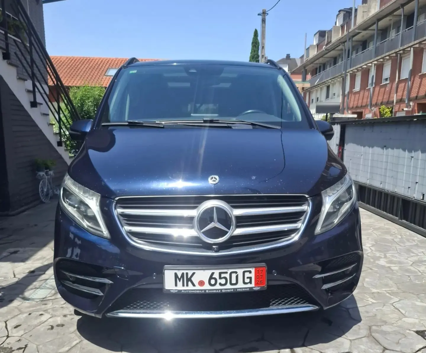 Furgoneta Mercedes-Benz azul vista de frente