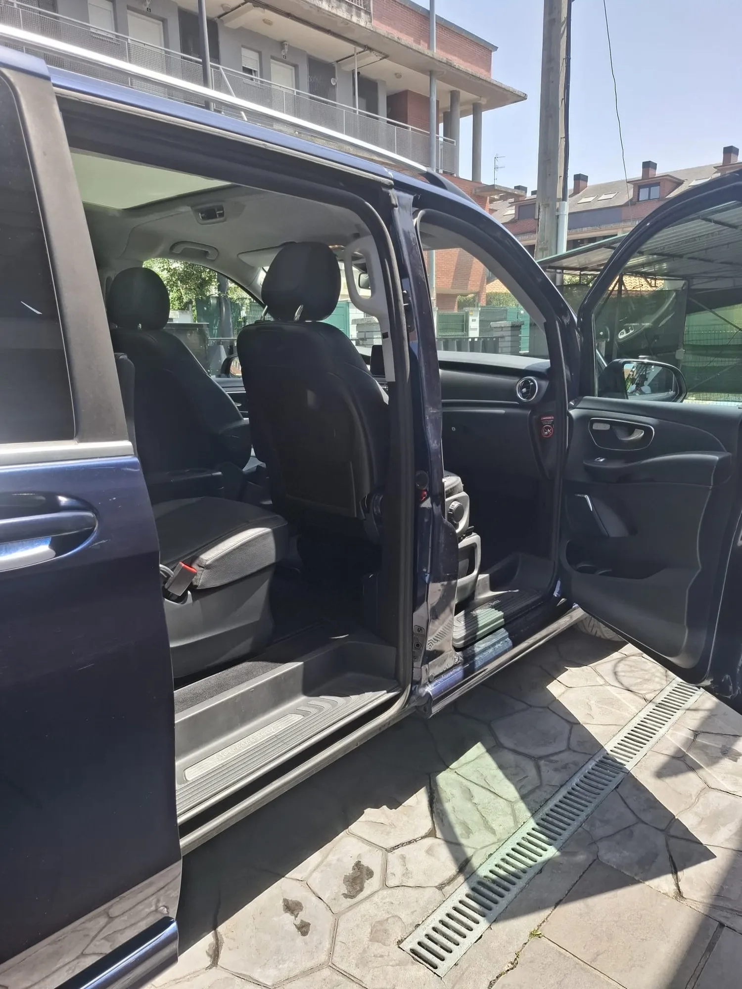 Interior de una furgoneta Mercedes-Benz con la puerta lateral abierta