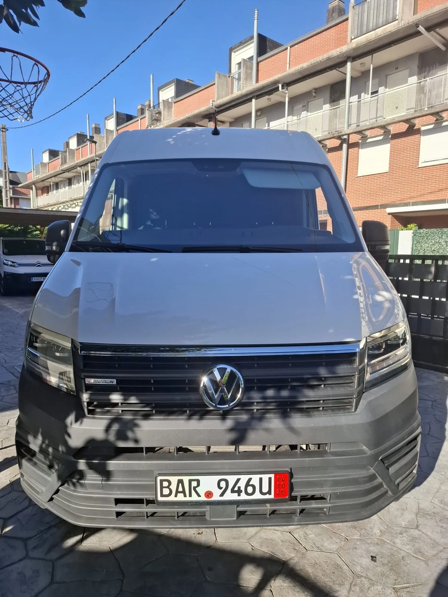 Furgoneta Volkswagen gris vista de frente
