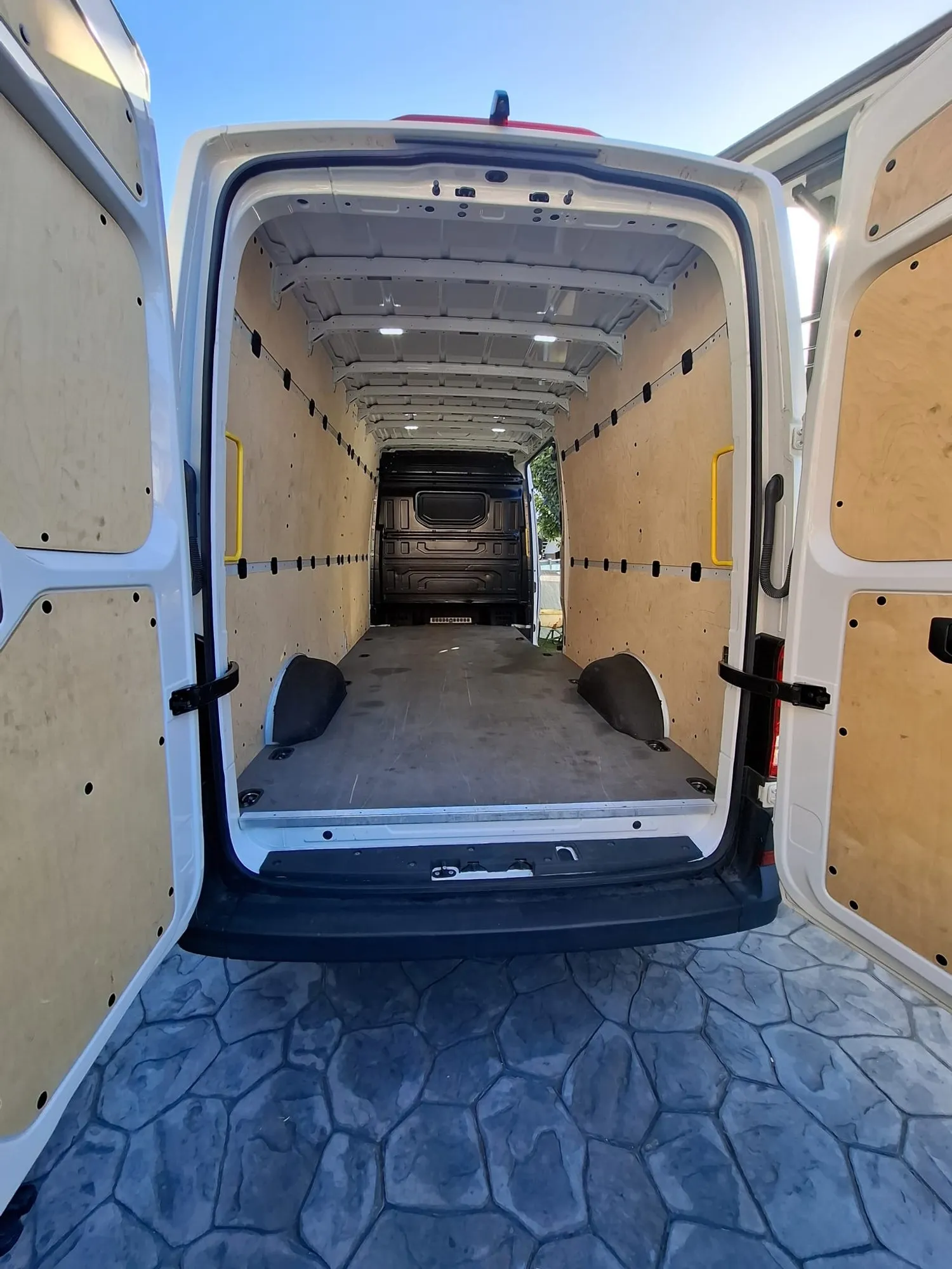 Zona de carga de una furgoneta con las puertas traseras abiertas