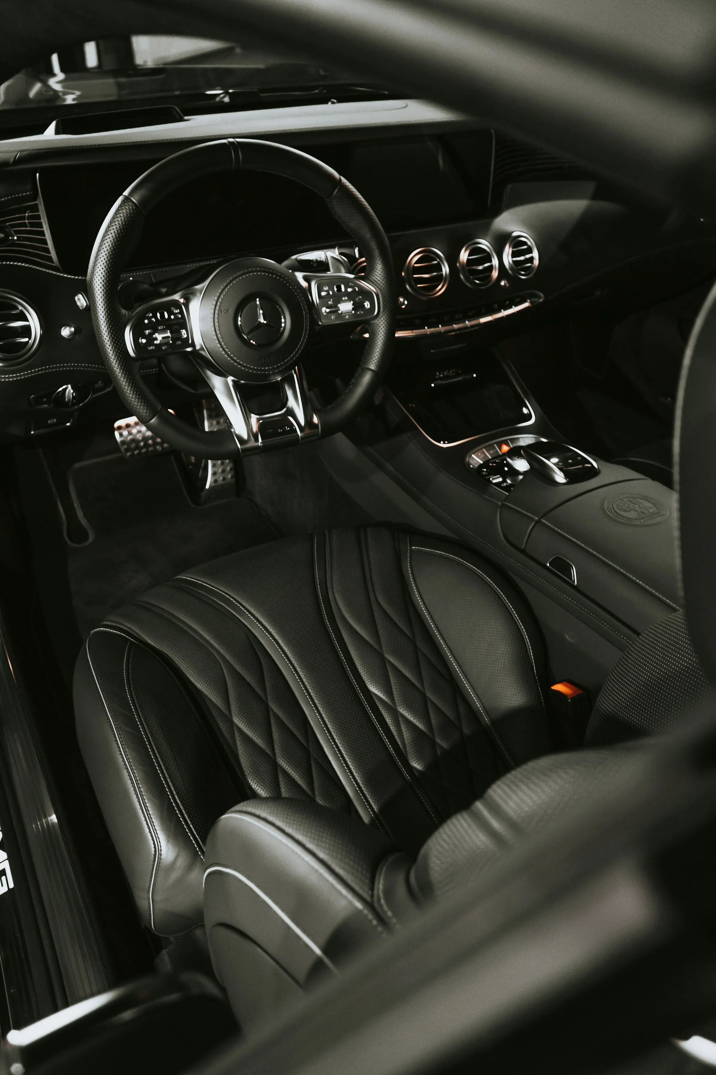 Interior de un coche con asientos de cuero