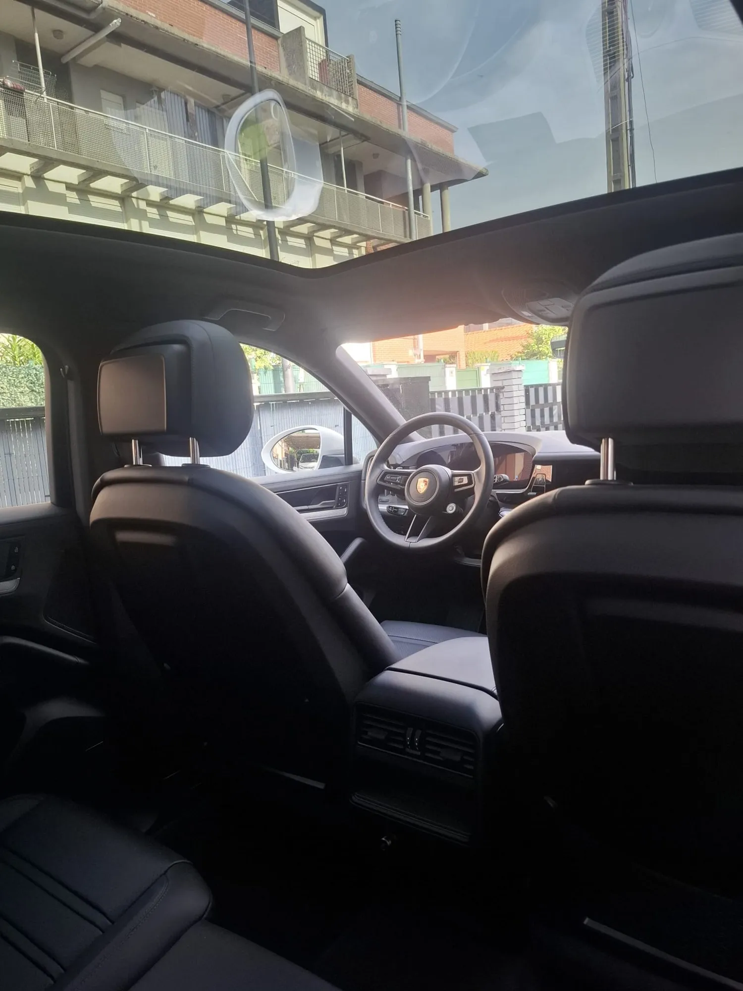 Asientos delanteros y volante vistos desde las plazas traseras