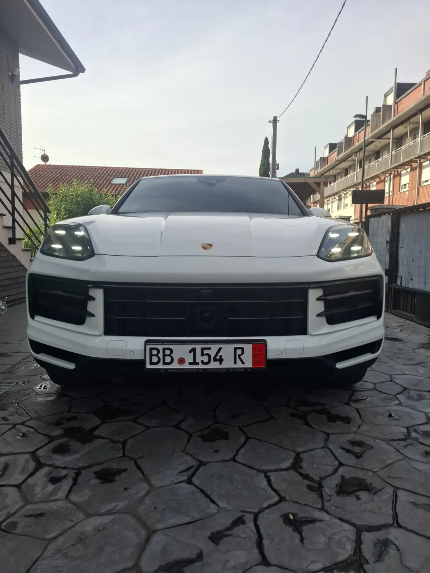 Porsche blanco visto de frente