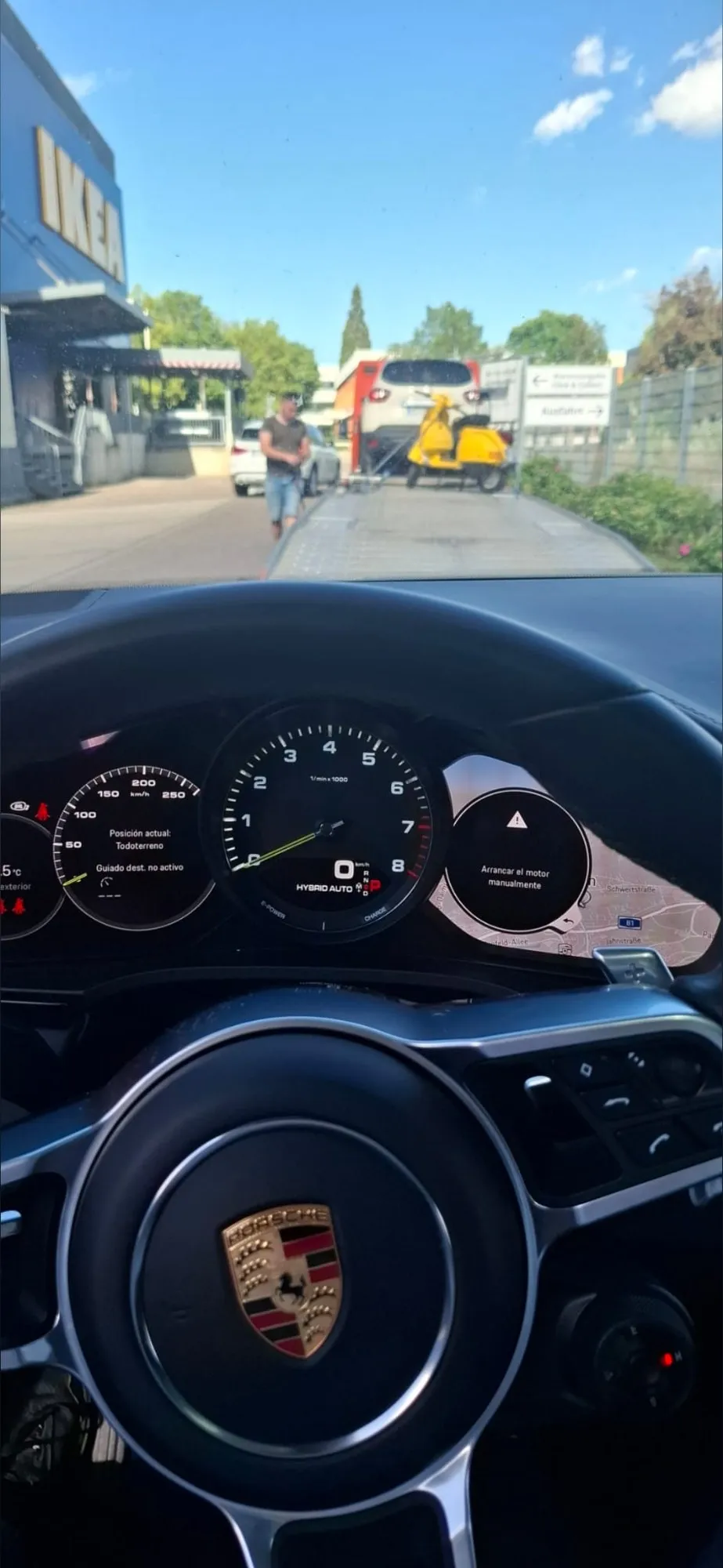 Volante de un Porsche con el cuadro de instrumentos encendido