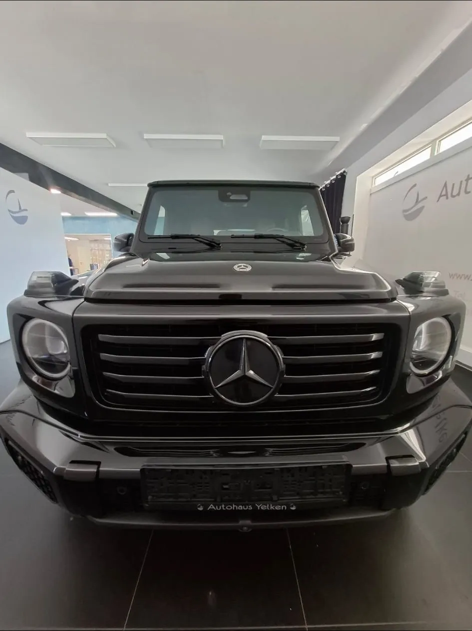 Todoterreno Mercedes-Benz negro visto de frente en un showroom