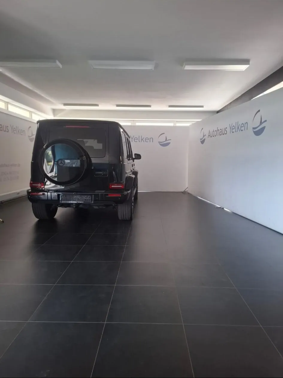 Todoterreno Mercedes-Benz negro en un showroom