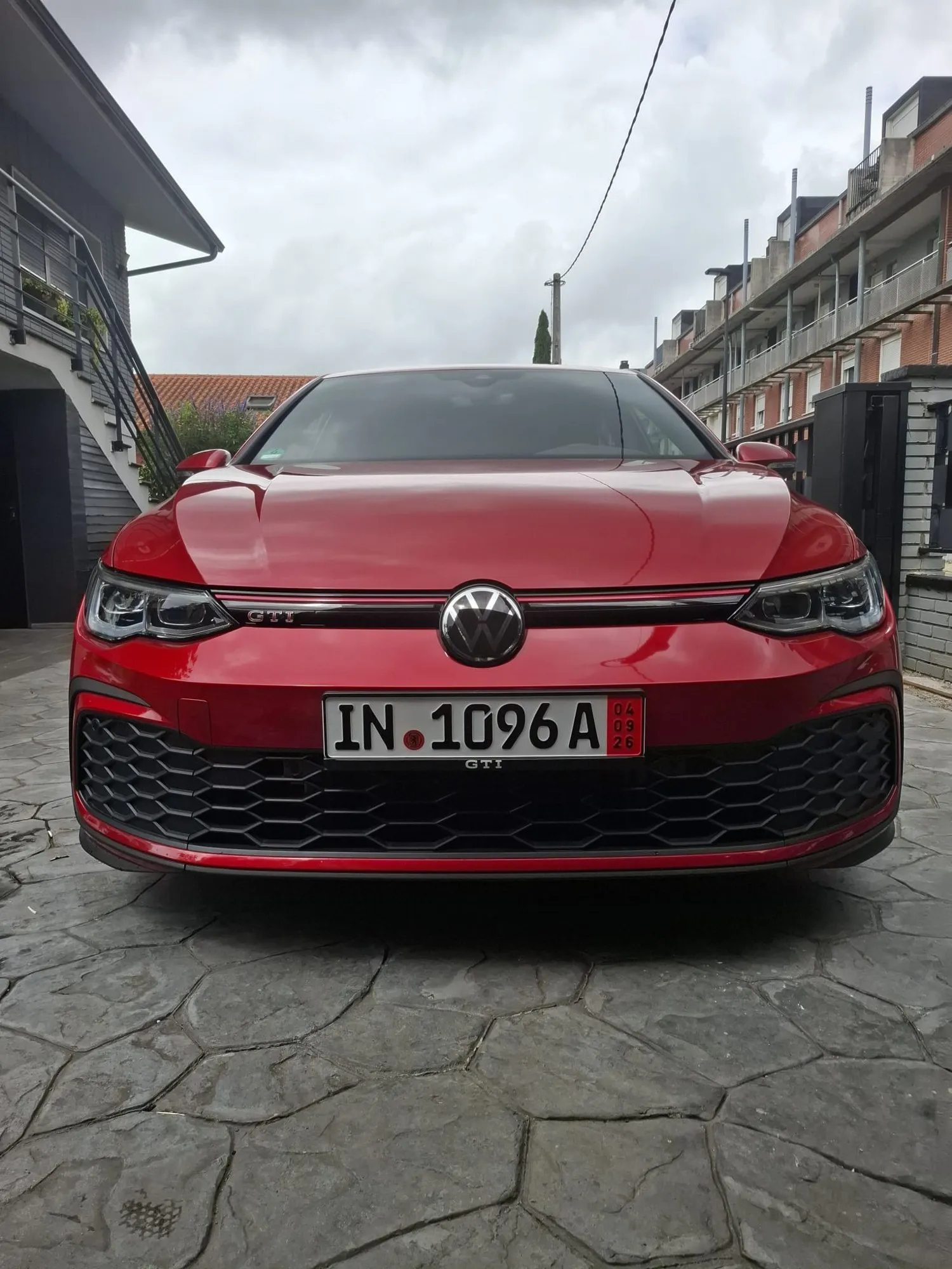 Volkswagen rojo visto de frente
